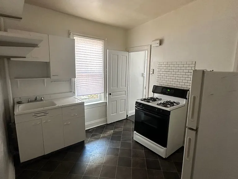 950 W Princess St — Photo 3