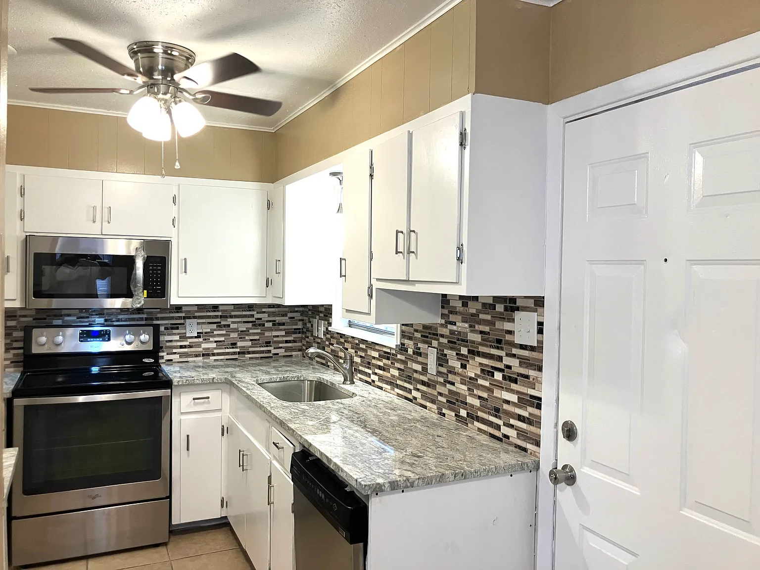 2 bed, 923 sqft, $1,450 — Photo 2