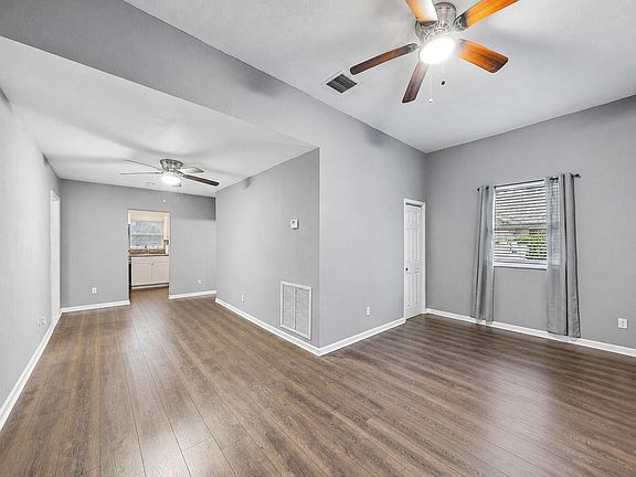 3rd image of 3207 Pinewood Avenue