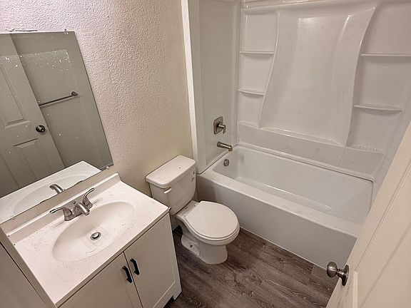 4th image of 360 SE Railroad St #6