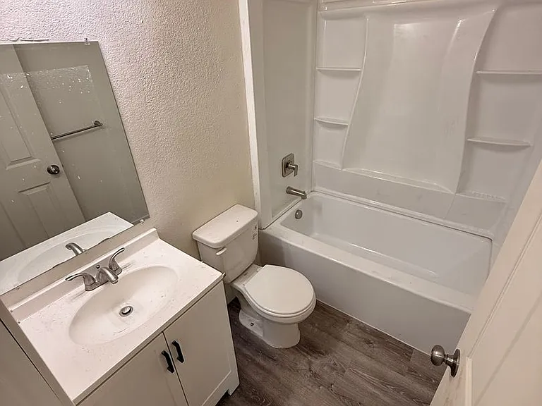 360 SE Railroad St #6 — Photo 4