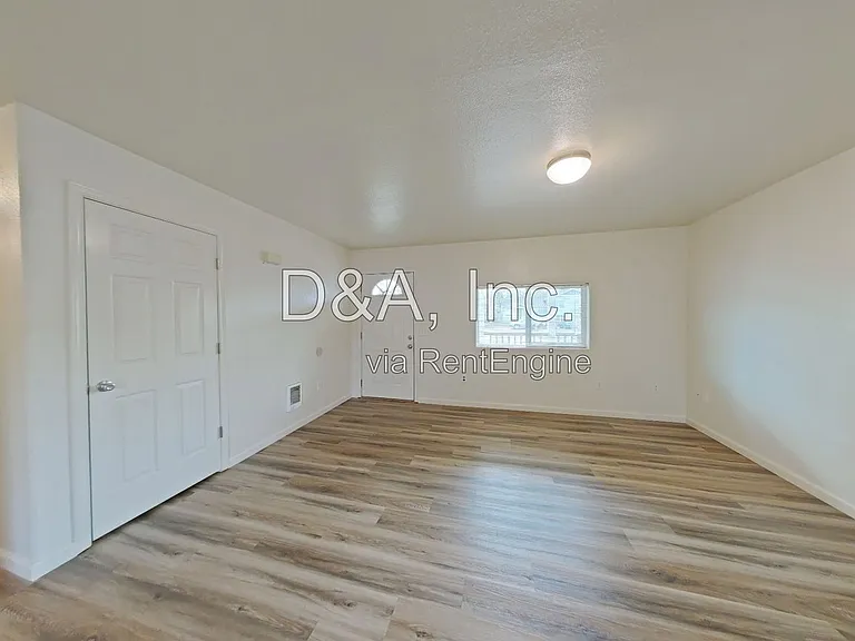 415 SE Mayberry Ave — Photo 3
