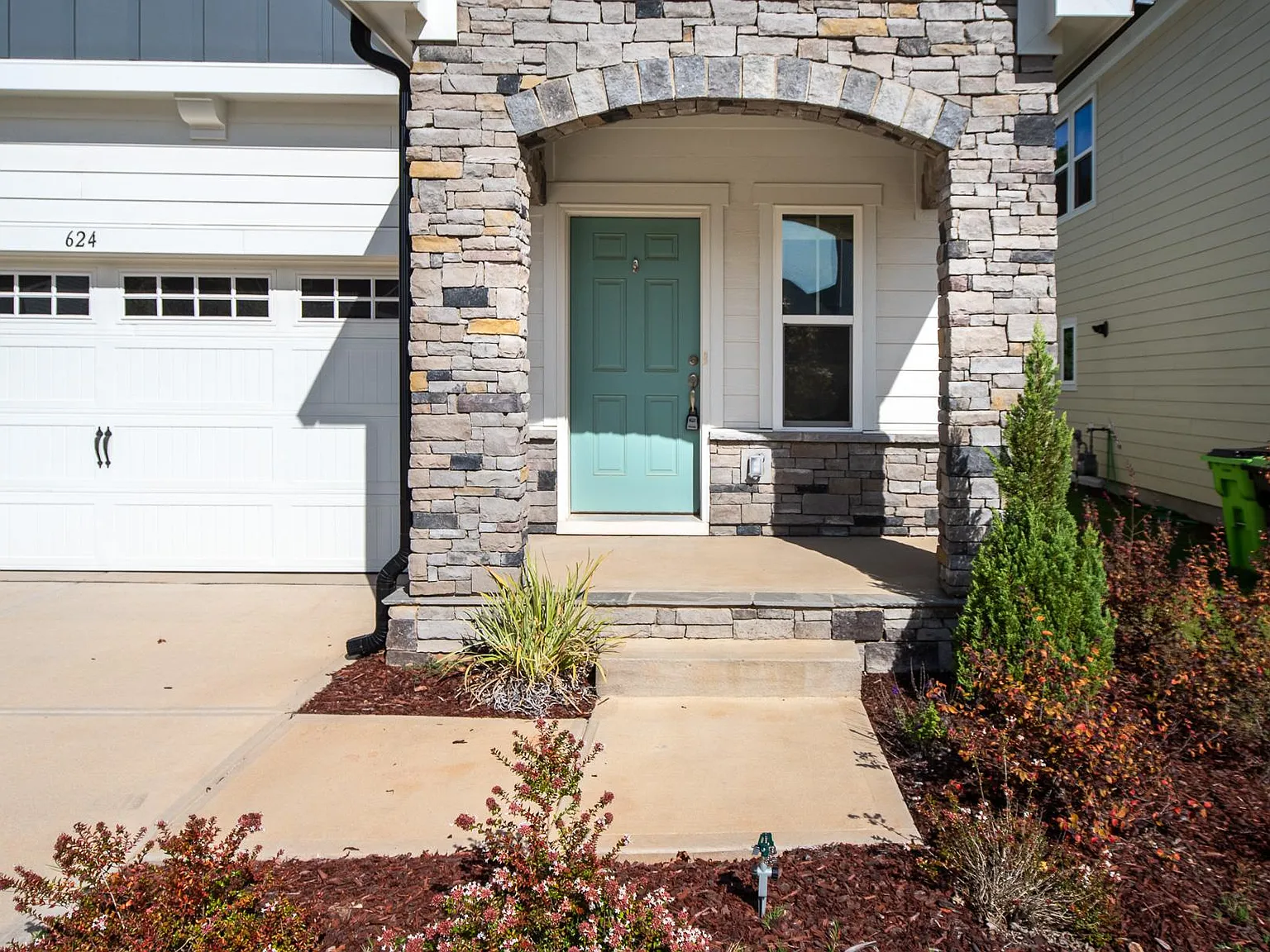 3 bed, 2100 sqft, $2,600 — Photo 2