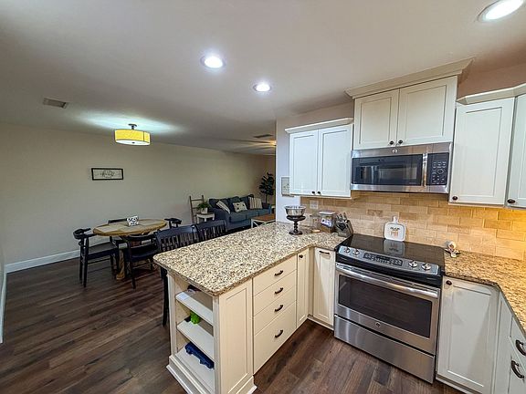 5th image of 2728 SW 14th Dr
