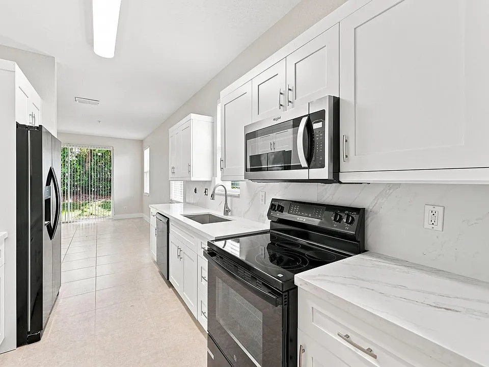 813 Pipers Cay Dr #813
