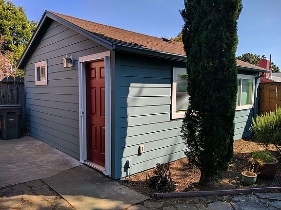 Detached Cottage w/ Bathroom