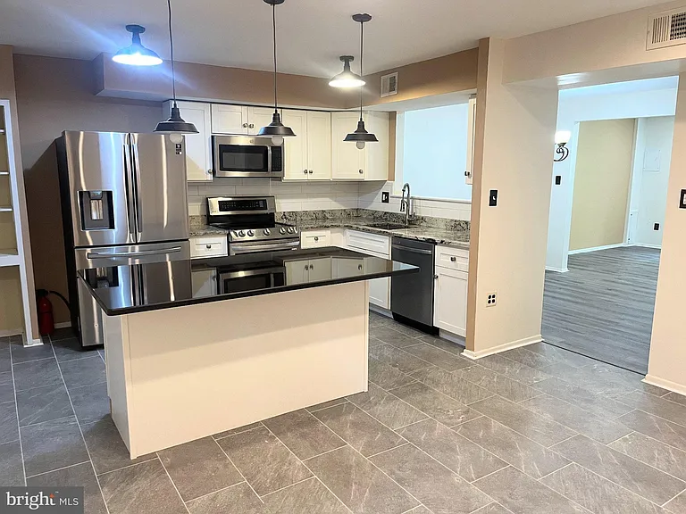 403 Woodside Cir — Photo 2
