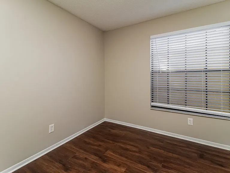 1240 Crossfield Dr — Photo 12