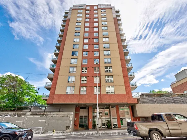 1369 Bloor St W #806, Toronto, ON M6P 4J4