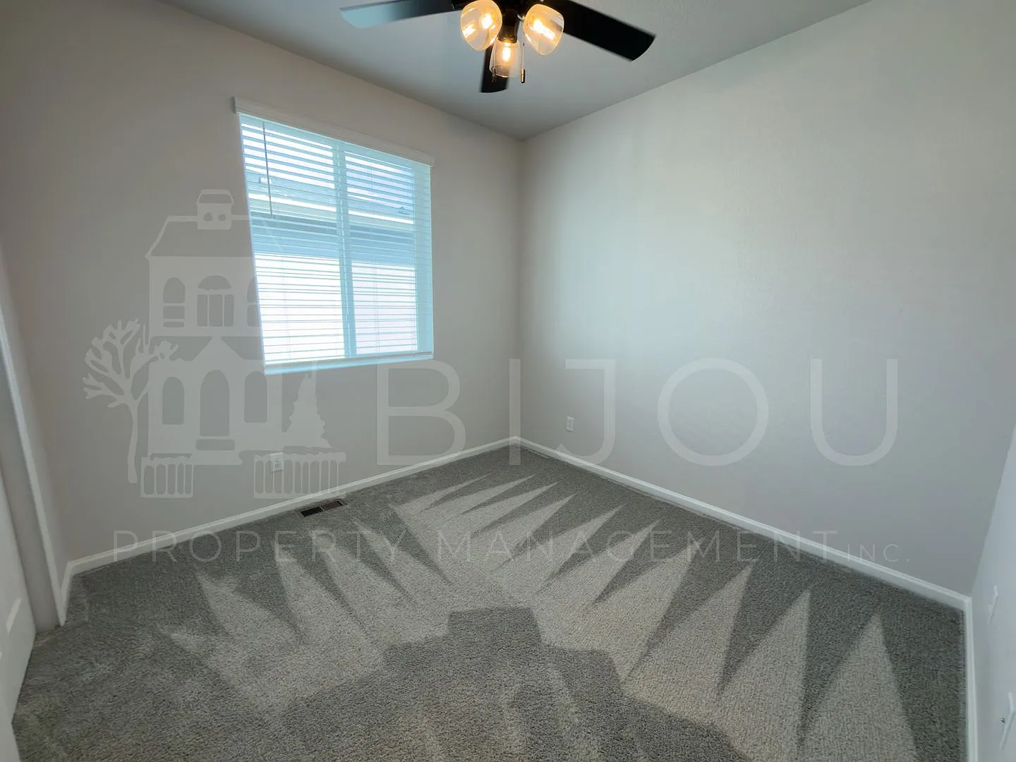 Beautiful Townhome located near Constitution Ave! — Photo 4