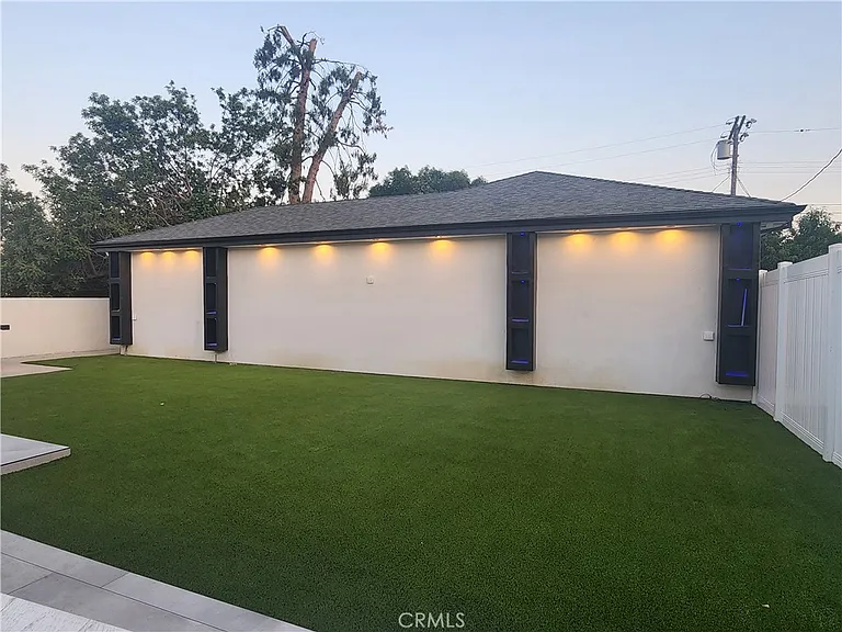 20522 Sherman Way — Photo 37