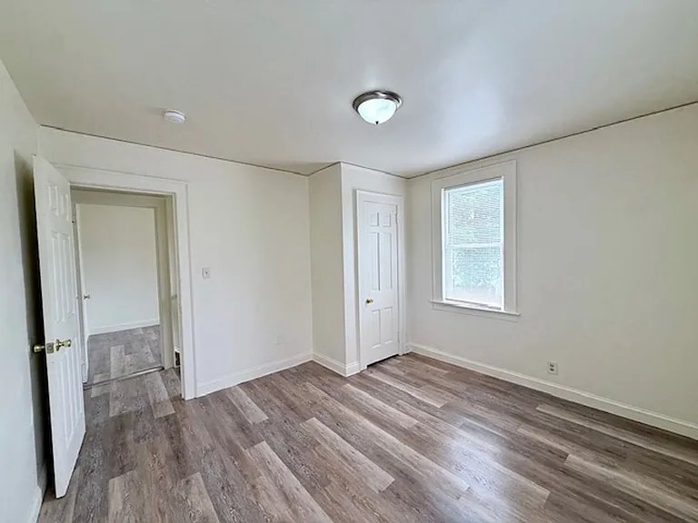 452-454 Thompson Ave — Photo 9