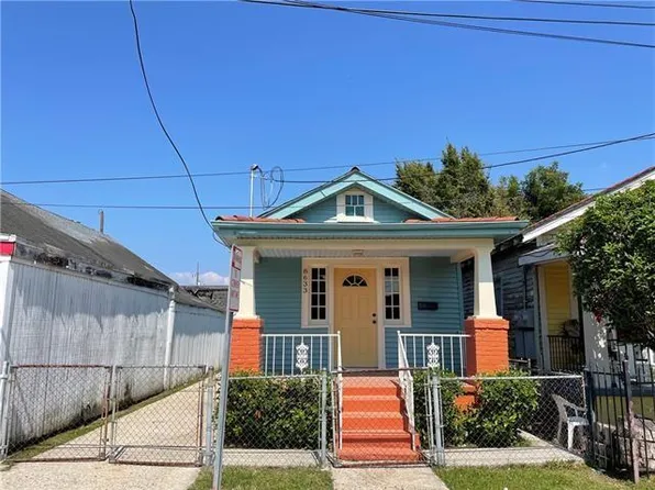 8633 Apple St, New Orleans, LA 70118