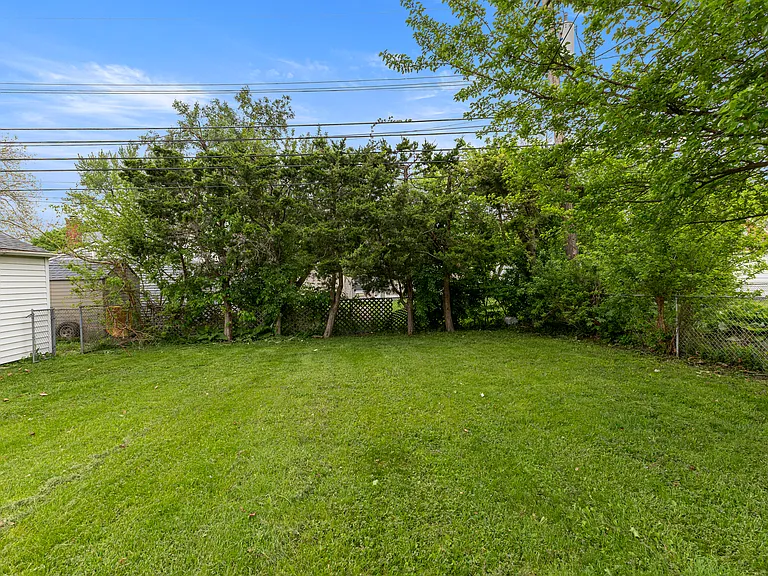 21311 Outer Dr — Photo 40