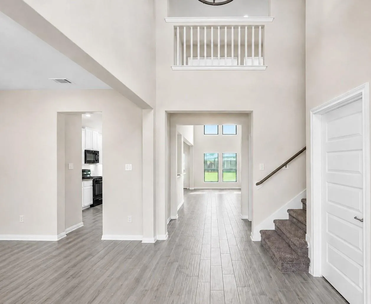 4 bed, 2.5 bath, 2540 sqft, $3,000 — Photo 2