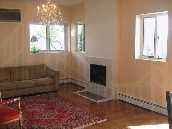 5th image of 2718 Schurz Ave #1D