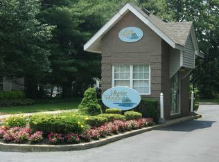 4 Mystic Cir, Bay Shore, NY 11706
