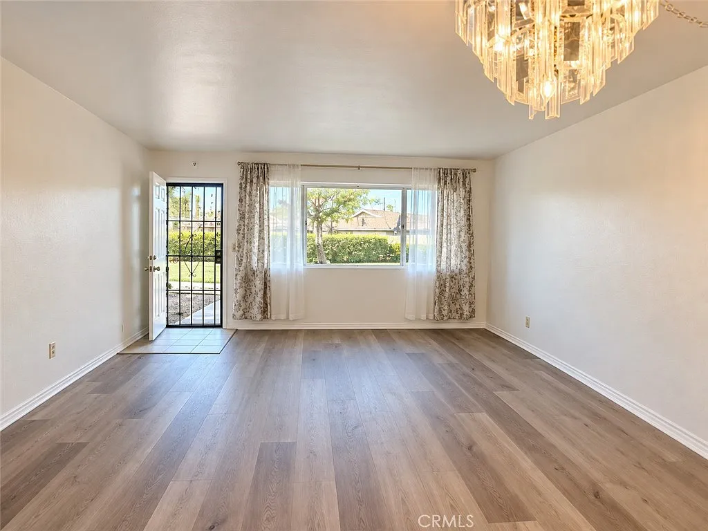 2 bed, 900 sqft, $2,700 — Photo 2