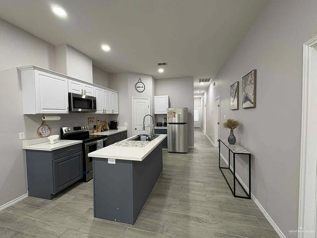 3 bed, 2.5 bath, 1422 sqft, $2,500 — Photo 3