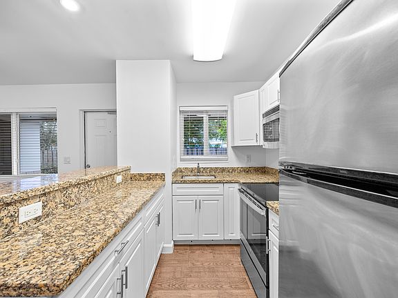 5th image of 404 SE 16th St APT 4