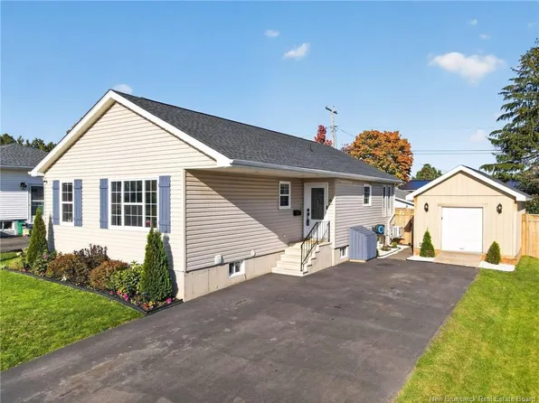 61 Bolton St, Moncton, NB E1E 2H5
