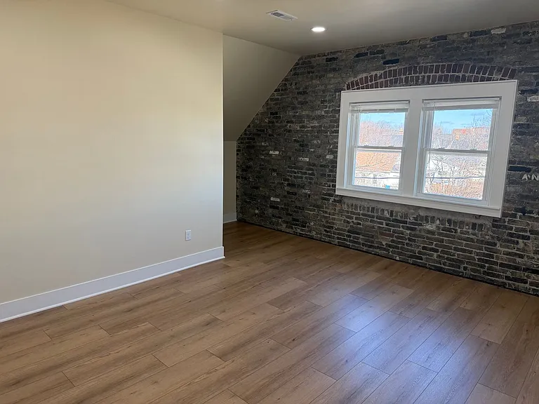 815 E Locust St — Photo 13
