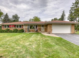 21890 Hillcrest Dr, Waukesha, WI 53186