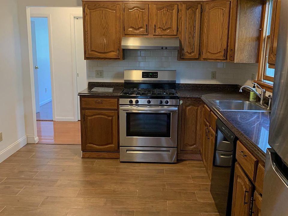 1st image of 20-17 Dell St