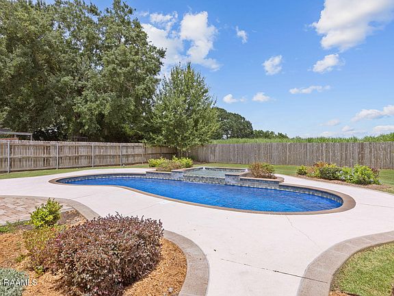 3rd image of 208 Hundred Oaks Dr