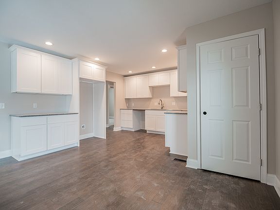 5th image of 102 Lamplighter Dr