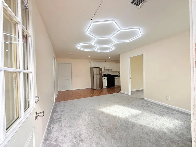 893 Hawthorn Ln — Photo 3