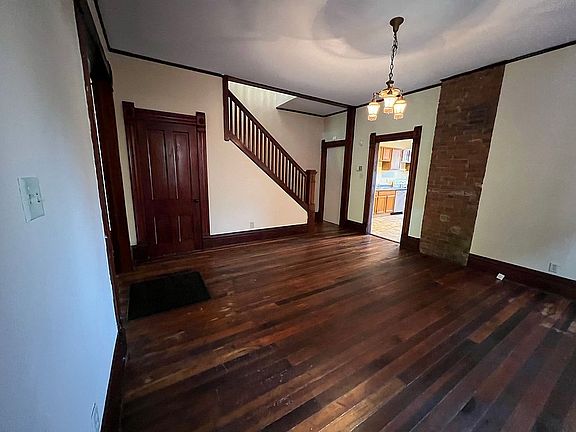 4th image of 42 Thurman Ave
