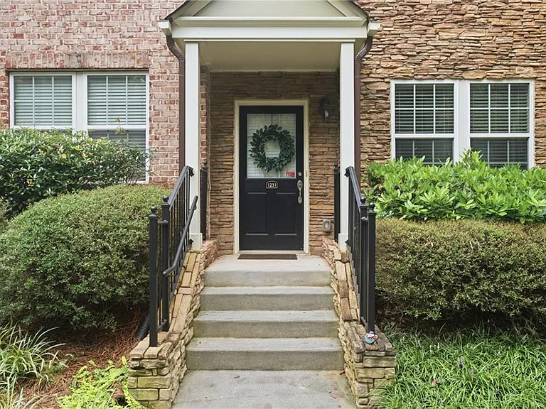 1231 Ashford Creek Park NE — Photo 3