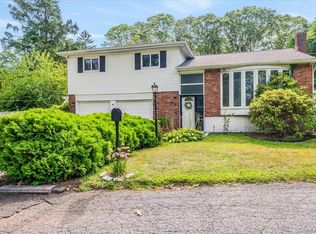 79 E Deer Park Rd, Dix Hills, NY 11746