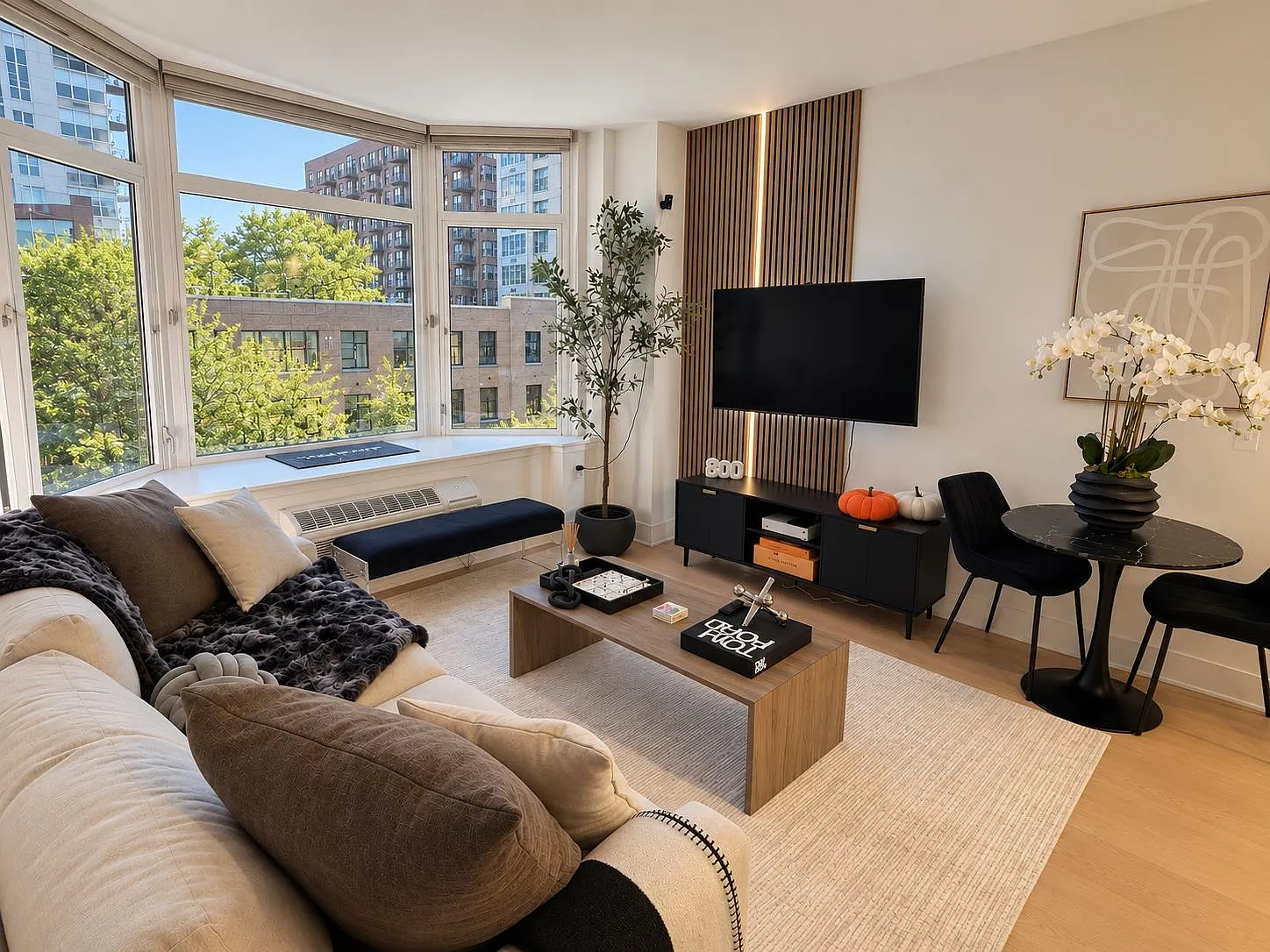 1 bed, 1.0 bath, 634 sqft, $3,950 — Photo 1