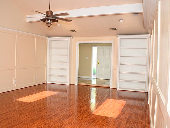 5th image of 15915 Mill Hollow Dr