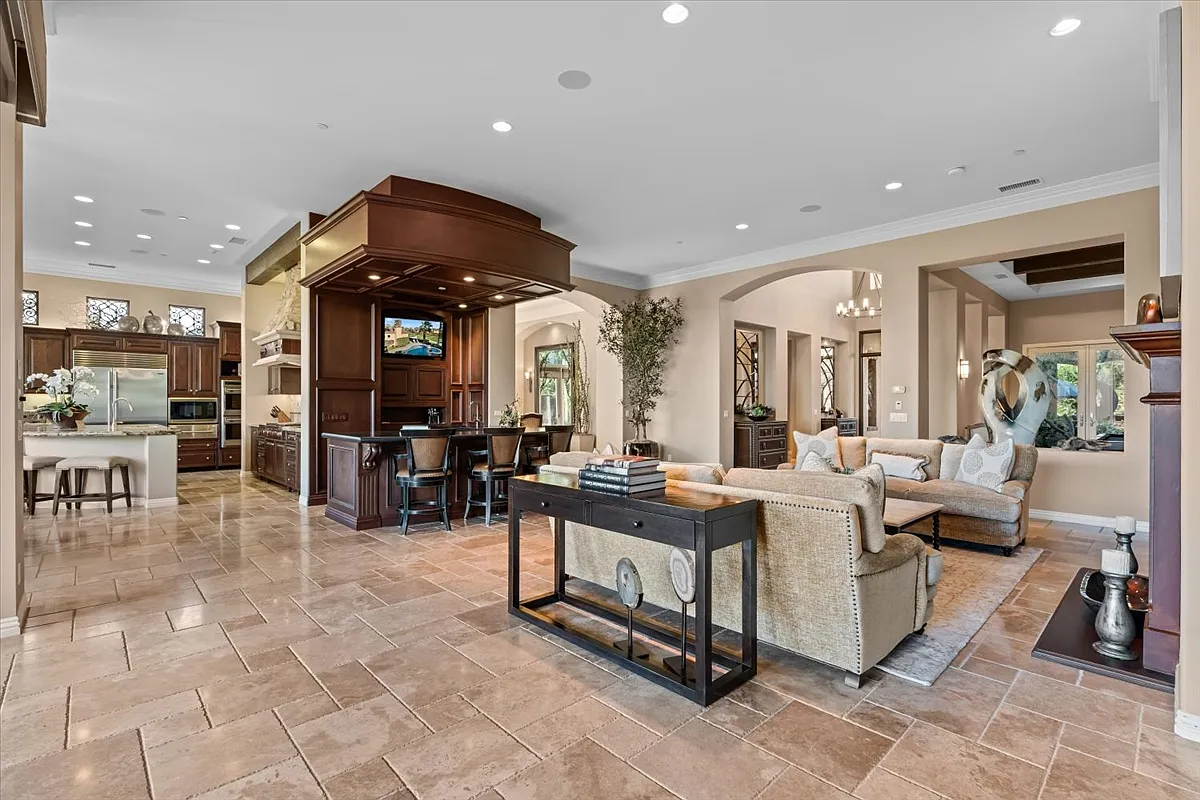4 bed, 5414 sqft, $30,000 — Photo 4