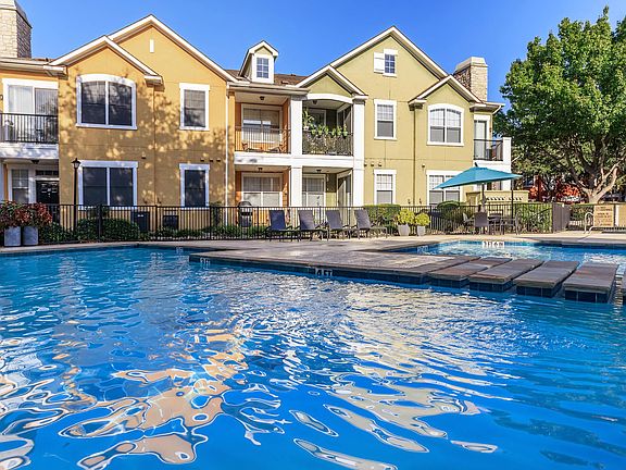 2nd image of 2025 Lakepointe Dr #8E