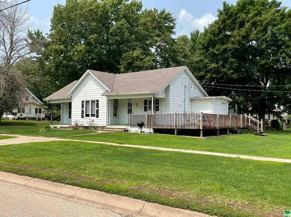 404 E Maple St, Holstein, IA 51025