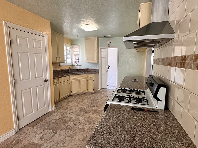 655 W Roberta Ave — Photo 3