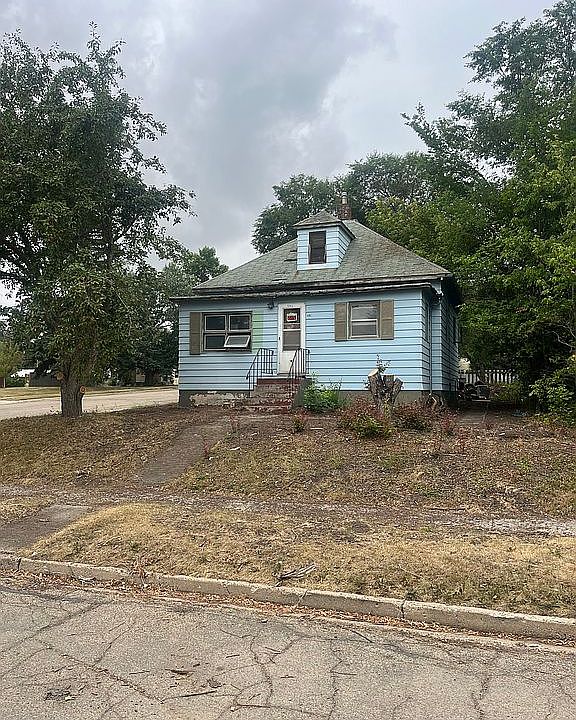 2nd image of 426 1st St SE