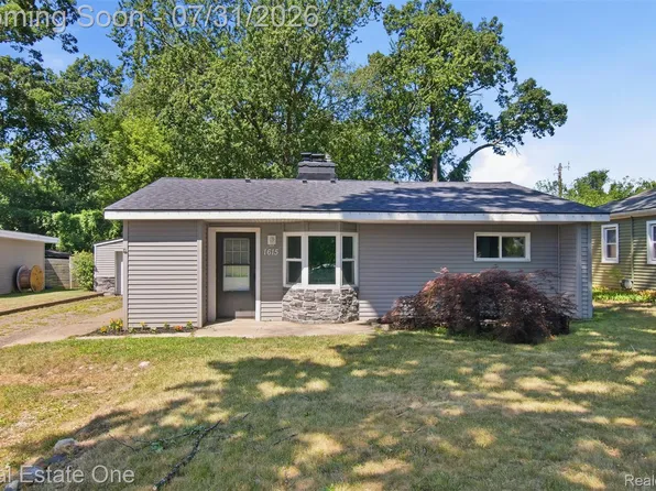 1615 S Commerce Rd, Wolverine Lake, MI 48390