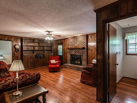 4th image of 680 Carolyn Ln