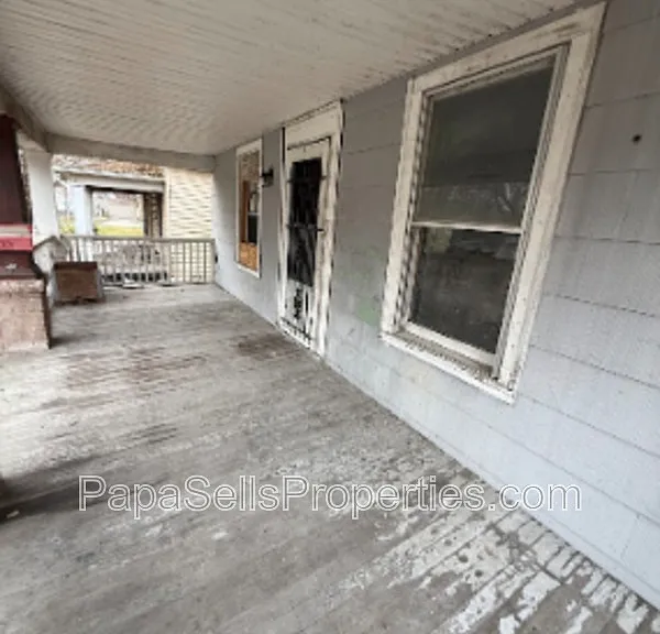 327 E Stuart Ave — Photo 2