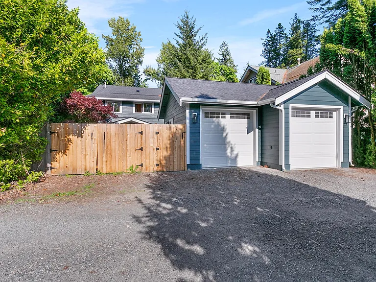 1929 Dakin St — Photo 1