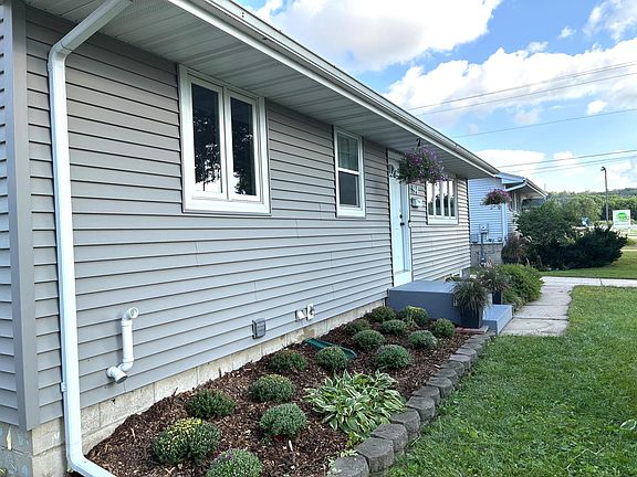 3rd image of 94 36th Ave NW