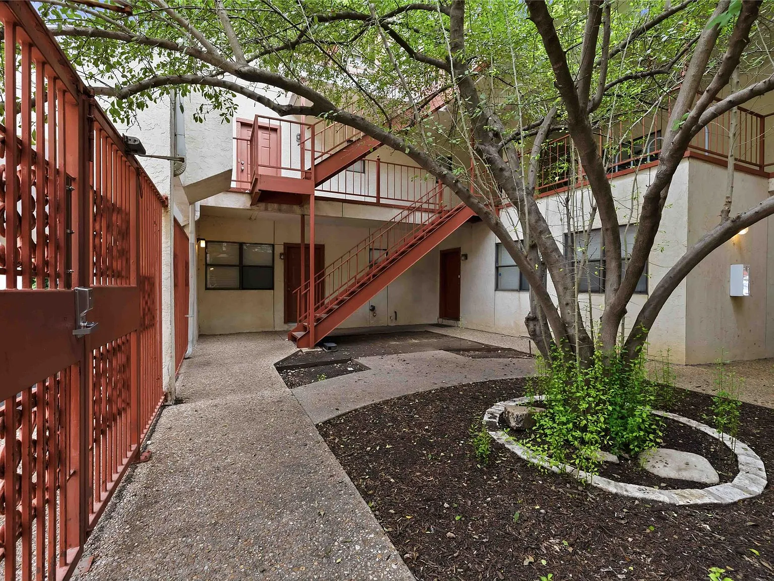 2 bed, 1.0 bath, 780 sqft, $1,350 — Photo 2