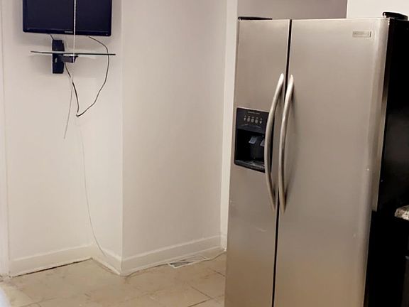 5th image of 7300 S Oakley Ave #1