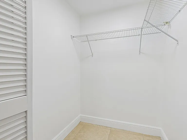 The Oaks Condominium — Photo 27