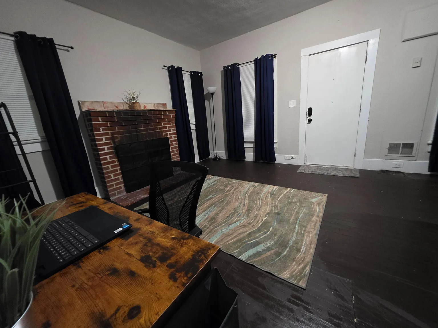 3 bed, 1.0 bath, 1440 sqft, $1,139 — Photo 2